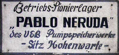 Schild des ehemaligen Betriebspionierlagers "Pablo Neruda"
